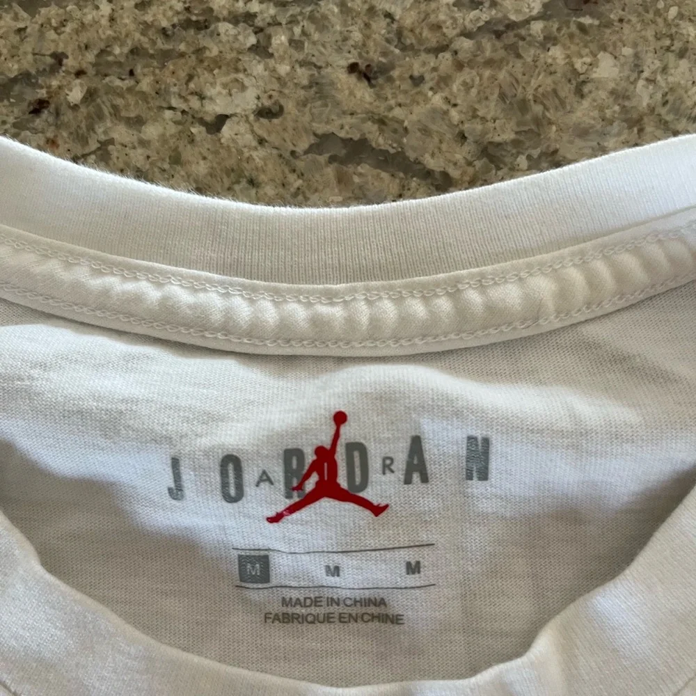 Air Jordan Mens Medium White Short Sleeve Crew Neck Lightweight UNC Bulls shirt
